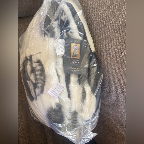 Cynthia Rowley CuRious New York Moda Skulls Knit Throw Blanket - 50x60” - Picture 5 of 13